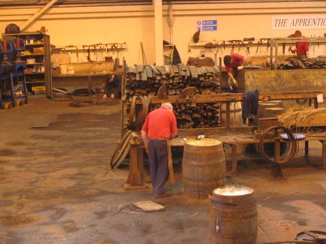 Küferarbeit an einem Holzfass