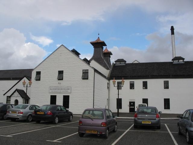 Außenansicht der Dalwhinnie Distillery mit Besucherparkplatz