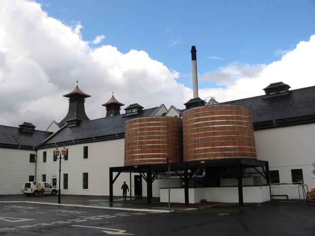 Große hölzerne Worm Tubs vor der Dalwhinnie Distillery