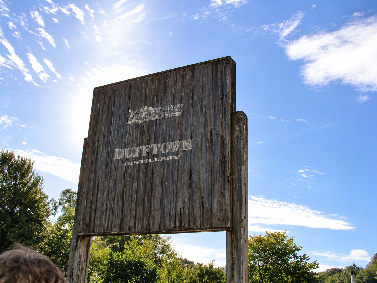 Begrüssungsschild der Destille Dufftown