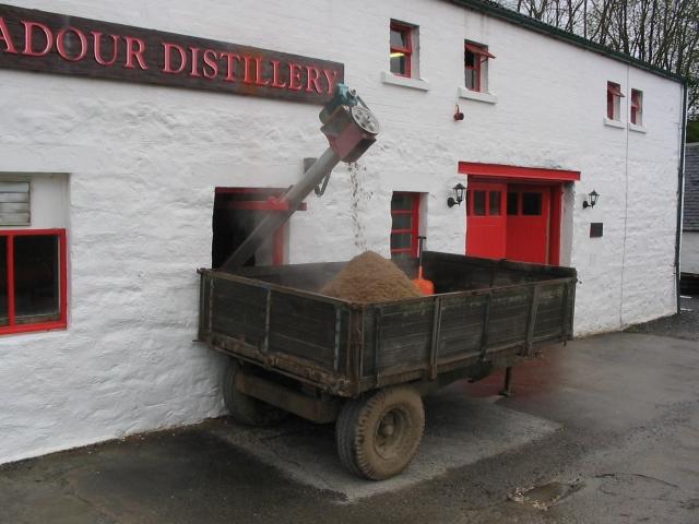 Draff auf einem Wagen bei der Edradour Distillery
