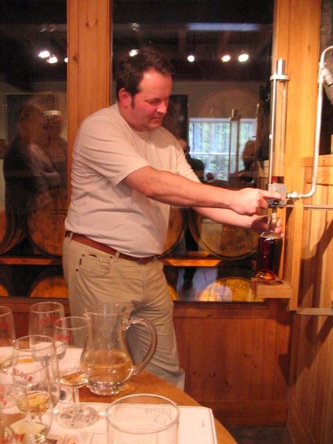 Abfüllung von Whisky aus einem Fass in eine Flasche