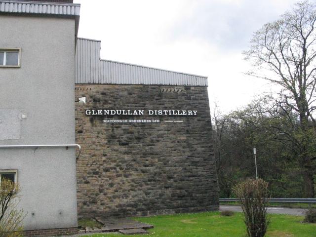 Schriftzug Glendullan Distillery an einem Gebäude