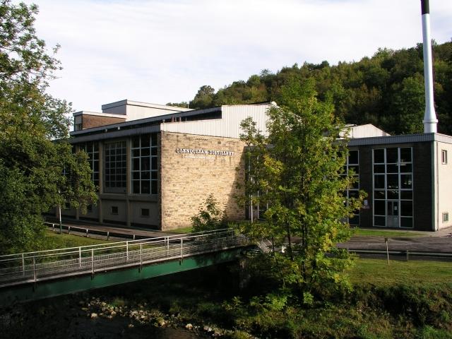 Außenansicht der Glendullan Distillery mit modernen Gebäudeteilen