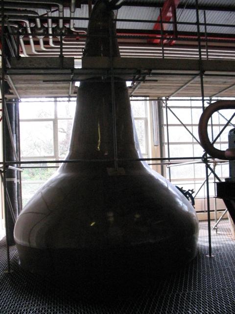 Brennblase der Glendullan Distillery in einer dunkleren Innenansicht
