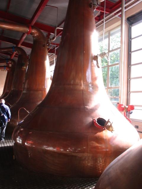 Kupferne Brennblase der Glendullan Distillery im Gegenlicht