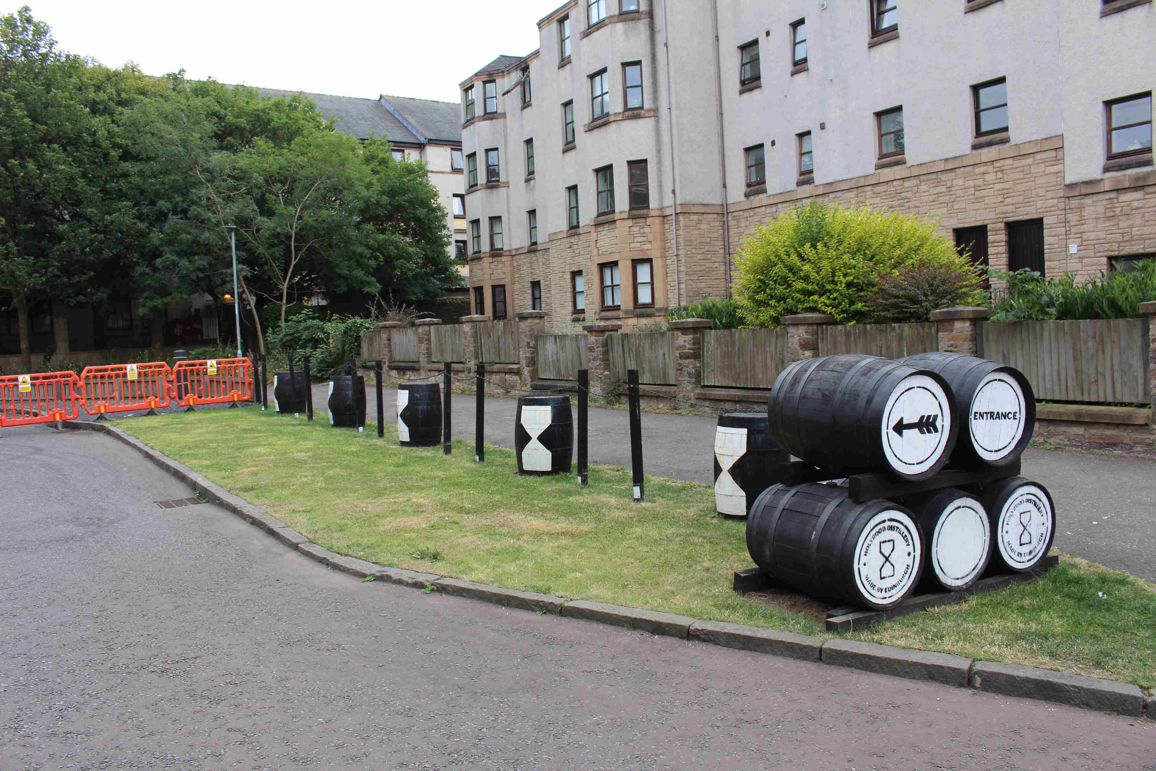 Fässer vor der Holyrood Distillery
