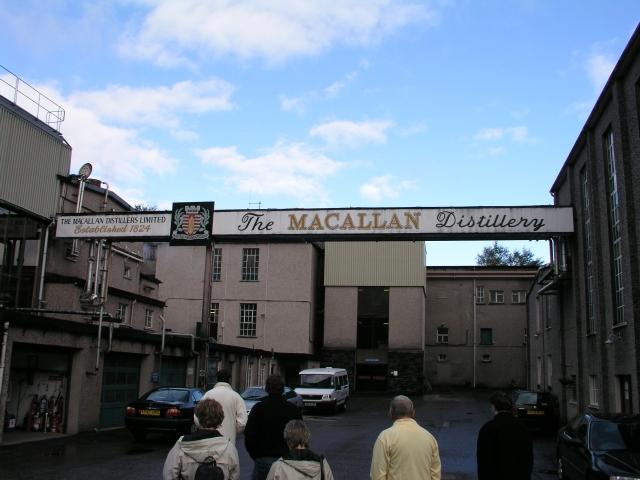 Eingang zur Macallan Distillery mit dem Schriftzug The Macallan Distillery
