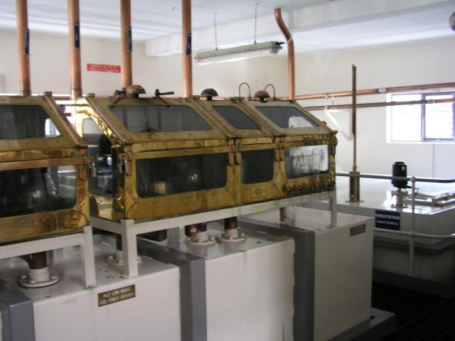 Spirit Safe der Mortlach Distillery mit angeschlossenen Anlagen
