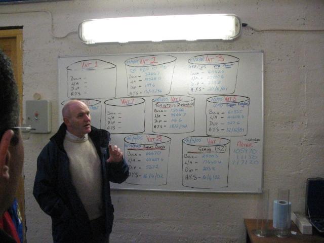 Distillery Manager erläutert die Vatting-Tafel bei Tomintoul